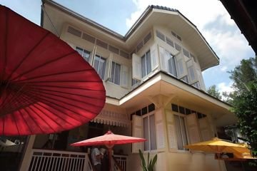 Hotel exterior and courtyard umbrellas at Baan Dinso