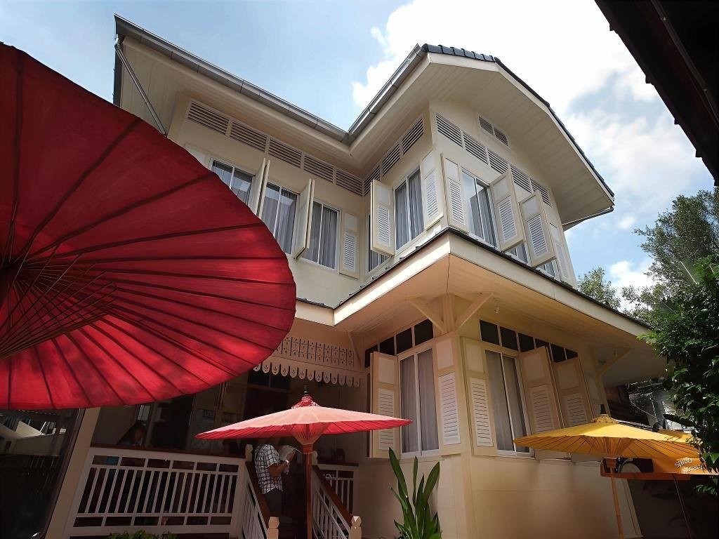 Hotel exterior and courtyard umbrellas at Baan Dinso