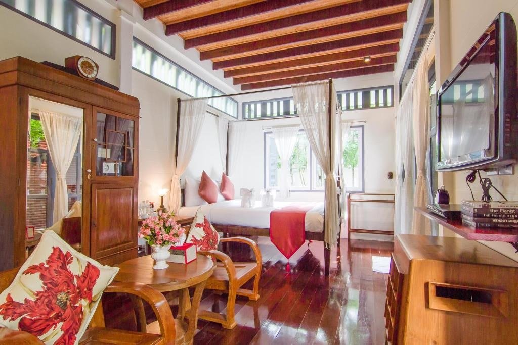 Sitting room with wood beams at Baan Noppawong