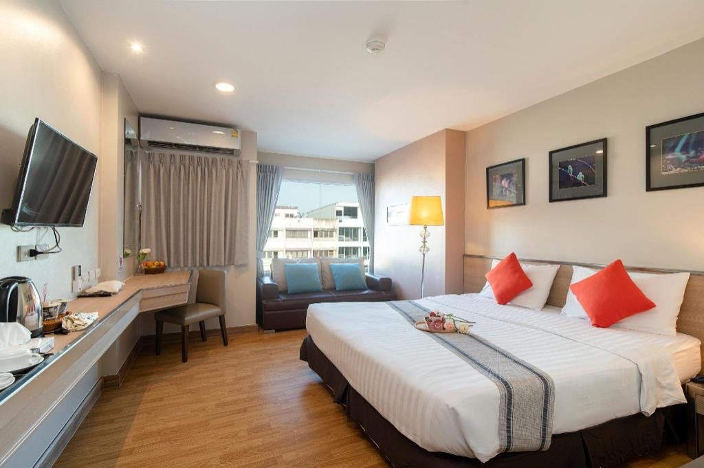 Guest bedroom with double bed at Bangkok Loft Inn