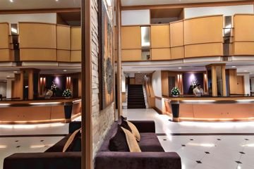 Wood-panelled lobby and reception at Bossotel Hotel