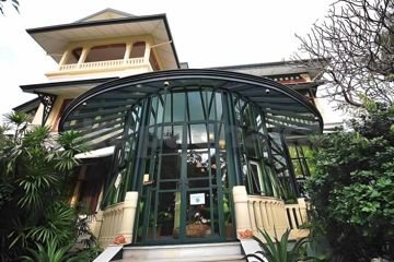 Glazed pavilion in the hotel grounds at Chakrabongse Villas