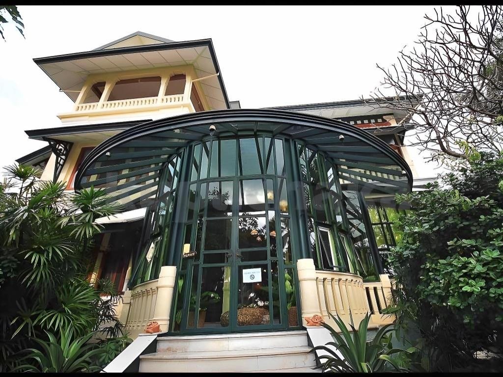Glazed pavilion in the hotel grounds at Chakrabongse Villas
