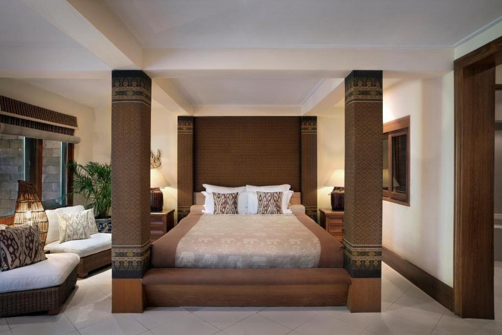 Guest bedroom with four-poster bed at Chakrabongse Villas
