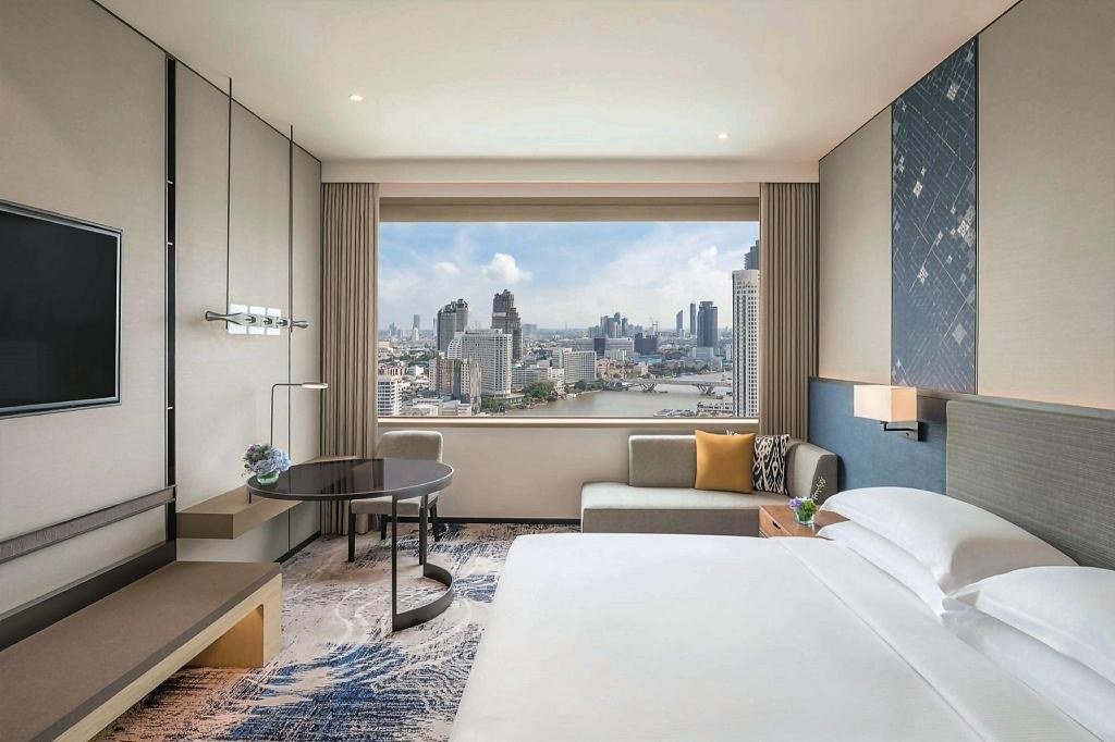 Guest bedroom with river outlook at Millennium Hilton Bangkok