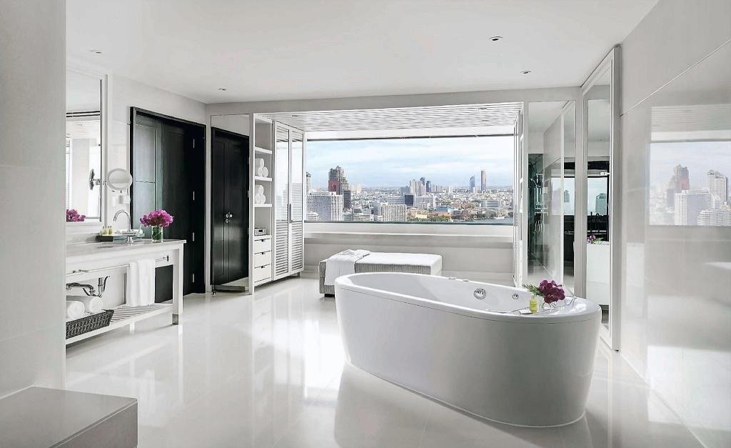 Bathroom with river-facing bathtub at Millennium Hilton Bangkok