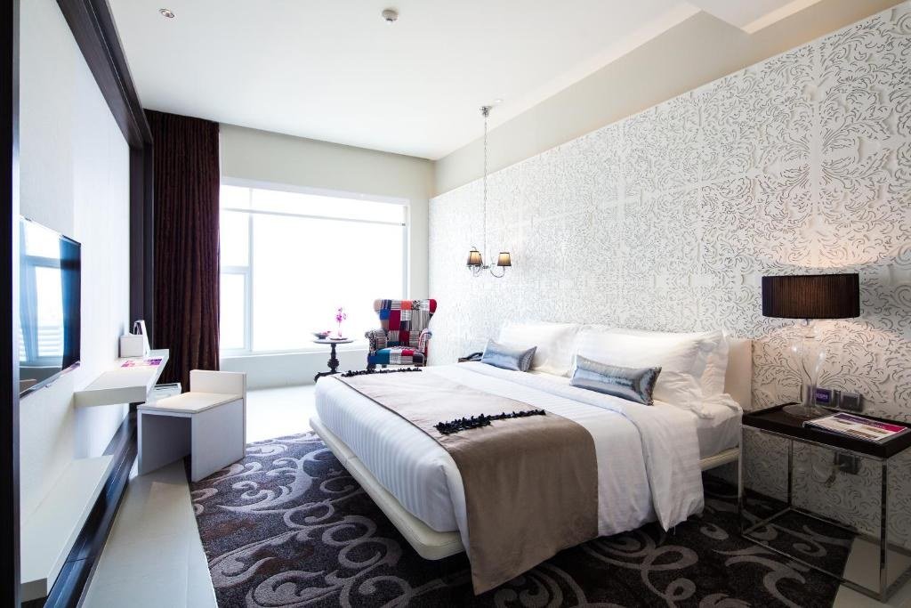 Guest bedroom with padded headboard at Mode Sathorn Hotel