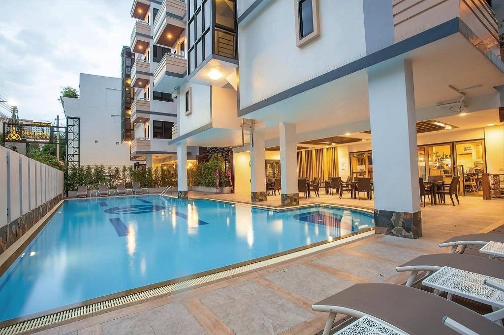Courtyard swimming pool at New Siam Palace Ville