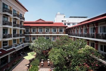 Courtyard and hotel buildings at Rambuttri Village Inn & Plaza