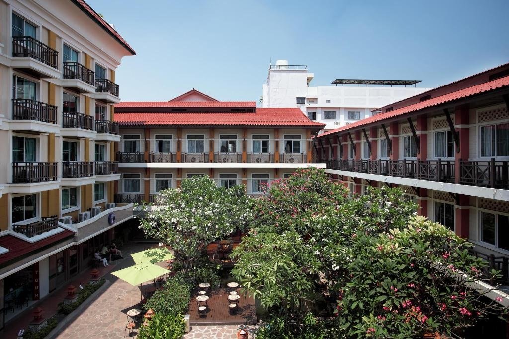 Courtyard and hotel buildings at Rambuttri Village Inn & Plaza