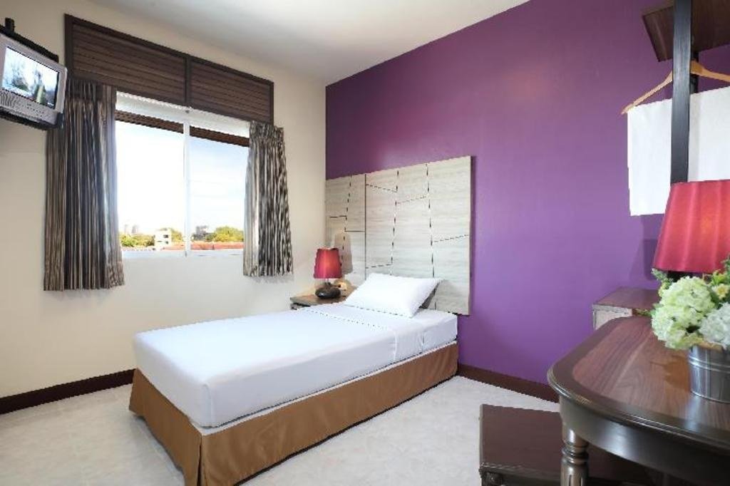 Guest bedroom with desk at Rambuttri Village Inn & Plaza
