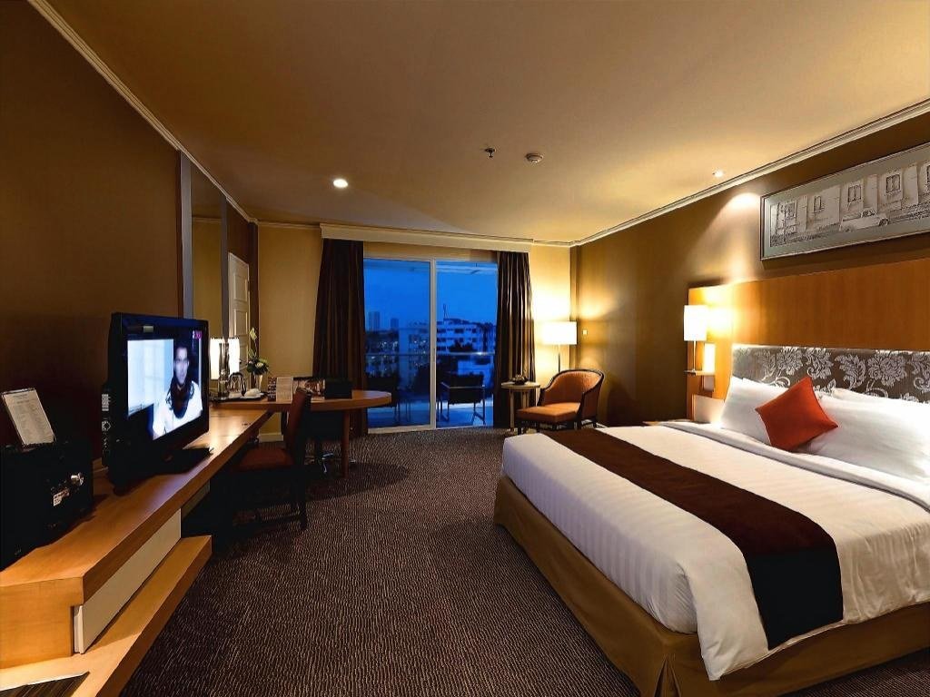 Guest bedroom at dusk at Royal Princess Larn Luang Hotel