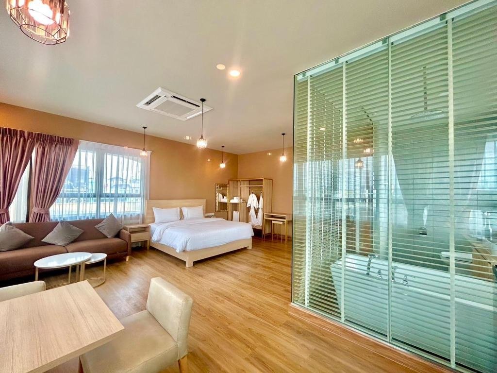 Twin bedroom with glass bathroom partition at Siri Oriental Bangkok Hotel