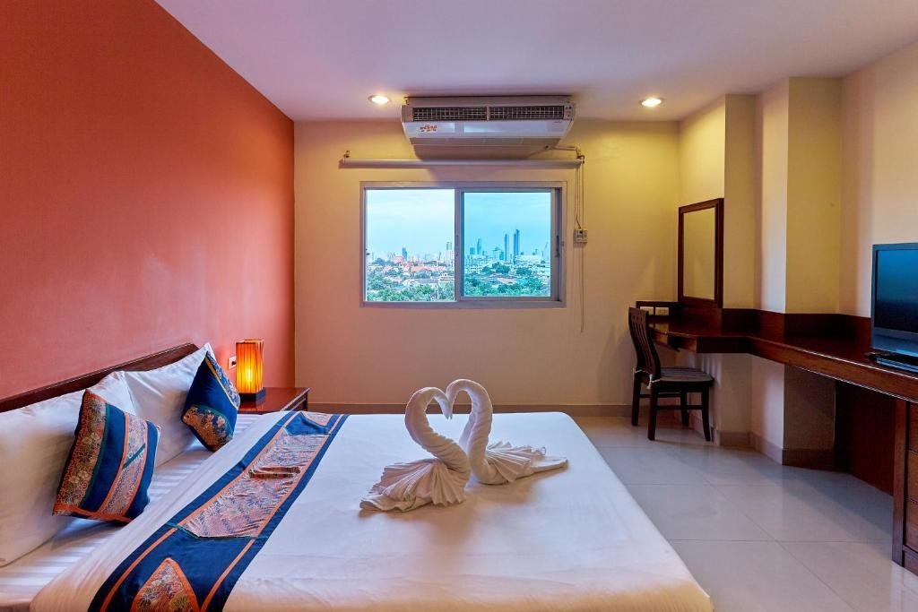 Guest bedroom with orange wall at Sivalai Place Bangkok
