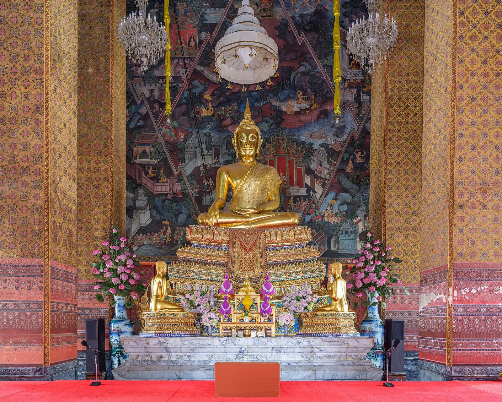 Gilded Buddha image inside Wat Kalayanamit