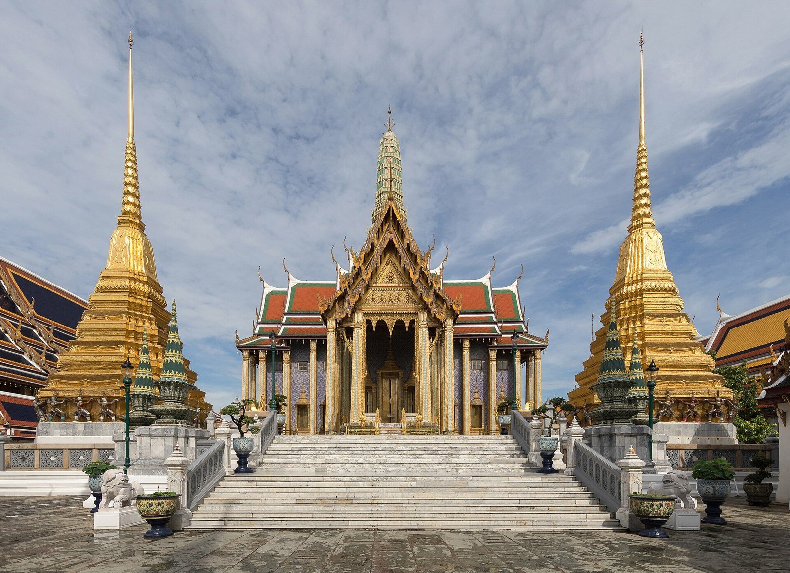 Prasat Phra Thep Bidorn and golden chedis at Wat Phra Kaew