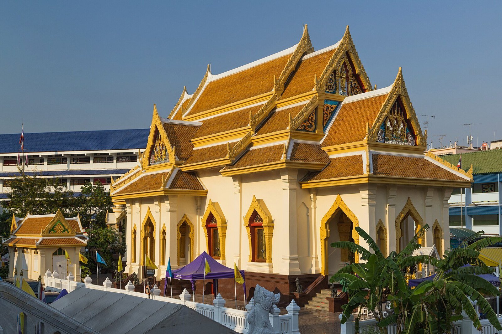 Temple buildings at Wat Traimit